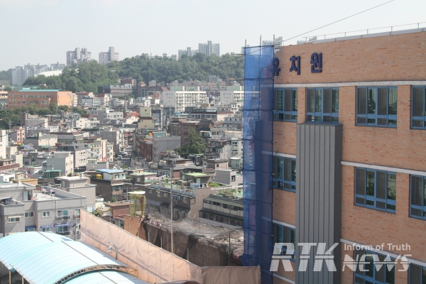 21일 오후 서울 동작구 서울 상도 유치원 건물이 정밀안전진단을 받고 있는 가운데 투명한 가림막 윗부분이 훼손돼 있다. /남기두 기자