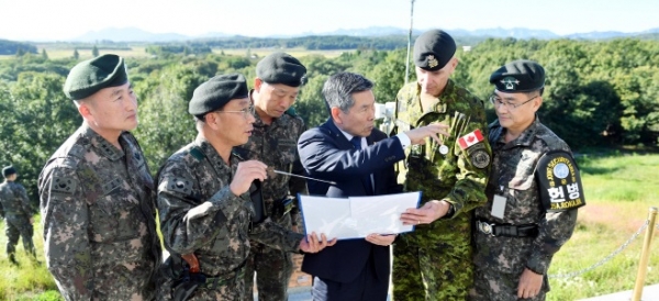 정경두(가운데) 국방부장관이 지난 24일 판문점 공동경비구역(JSA) 경비대대를 방문해 한국군과<br> 유엔군사령부 관계자들로부터JSA 비무장화 계획을 보고 받고 관련 사항을 점검하고 있다. / 국방부 제공