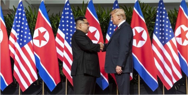 트럼프 미국 대통령과 김정은 북한 국무위원장이 12일(현지시간) 싱가포르 카펠라 호텔에 마련된<br>??????? 회담장에서 만나 악수를 나누고 있다. (사진=백악관 제공)