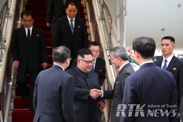 미 정상회담을 이틀 앞둔 지난 10일 김정은 북한 국무위원장이 싱가포르 창이공항에 도착, <br>전용기에서 내려비비안 발라크리쉬난 싱가포르 외무장관과 악수를 하고 있다. <br>/사진=싱가포르 인터내셔널미디어센터 제공