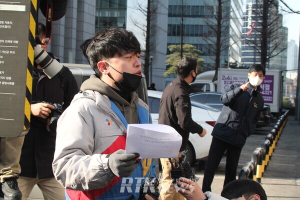 전국 비노조 택배기사 연합(비노조연합) 김슬기 대표가 21일 오전 10시 서울 중구 CJ대한통운 본사 앞에서 열린 택배노조 연대파업에 대한 비노조 택배연합 입장문을 발표하고 있다. / 남기두 기자