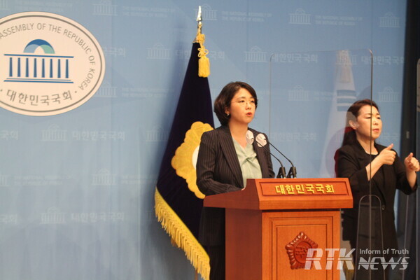 8일 오후 기본소득당 용혜인 국회의원은 국회 소통관에서 화물연대 파업에 대해 발언하고 있다. / 남기두 기자 