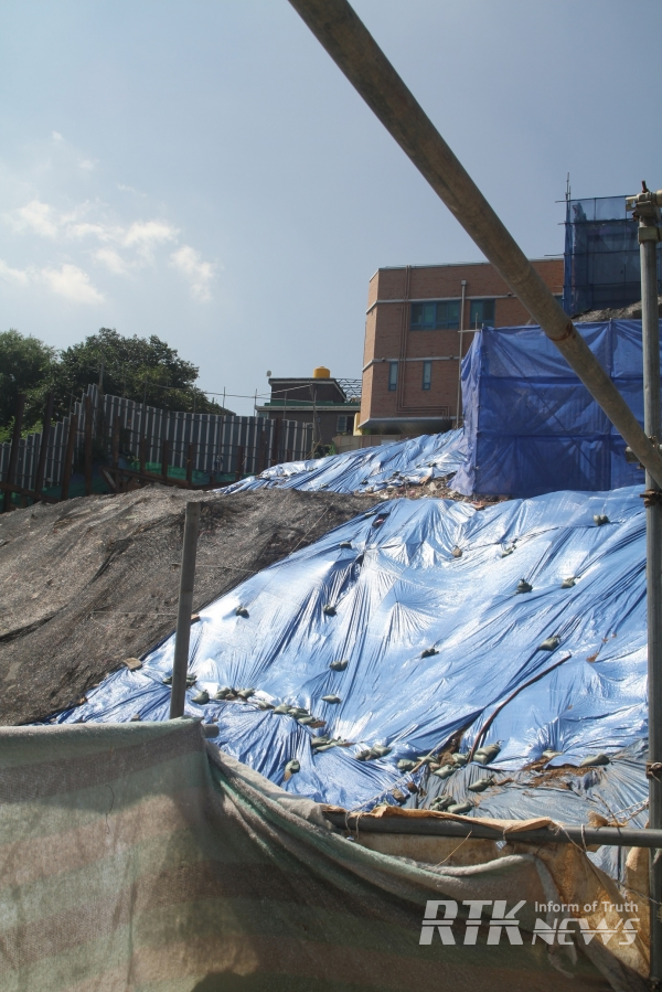21일 오후 서울 동작구 상도 유치원 건물 붕괴된 부분의 철거 후 비닐로 붕괴된 흙이 덮여 있다. /남기두 기자