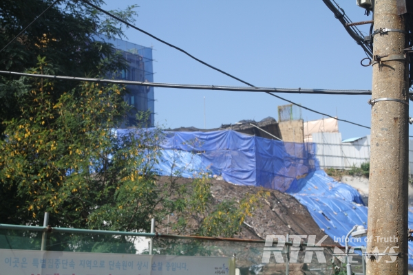 21일 오후 서울 동작구 서울 상도 유치원 건물이 정밀안전진단을 받고 있는 가운데 투명한 가림막 윗부분이 훼손돼 있다. /남기두 기자