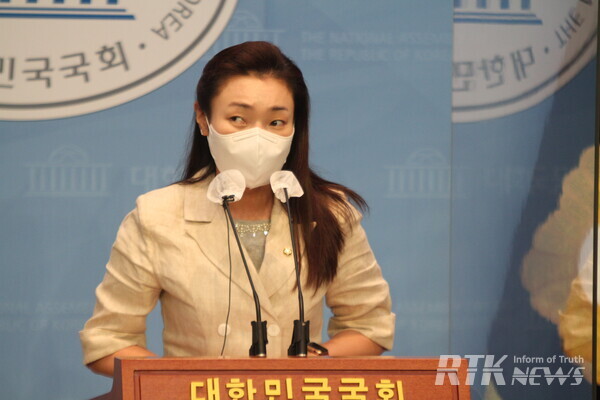 김에지의원은 13일 오전 서울 영등포구 국회 소통관에서 '장애인 권리보장을 위한 키오스크 장차법 시행령 개정안 촉구 기자회견'을 진행했다. / 남기두 기자