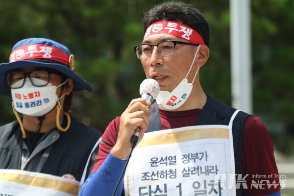 14일 오후 서울 여의도 산업은행 앞에서 단식농성 중인 대우조선해양 하청노동자 강봉규 조합원이 임금 및 노동조건의 개선을 촉구하라고 발언하고 있다. / 남기두 기자