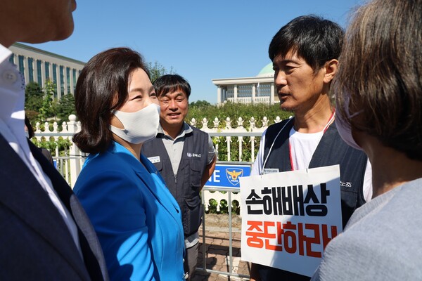 8일 더불어민주당 이수진의원이 김형수 전국금속노동조합하청 지회장과 대화를 나누고 있다. / 남기두 기자
