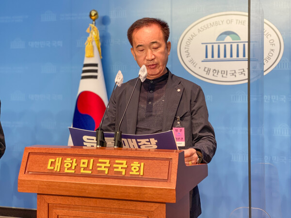 전국서비스산업노동조합연맹은 14일 오전 국회 소통관에서 '유통업 의무 휴업 확대를 요구하는 노동·시민사회·진보 정당 공동행동 기자회견'을 개최했다 / 남기두 기자
