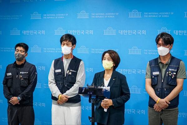 이은주 정의당 의원이 15일 오전 서울 여의도 국회 소통관에서 열린 ‘노란봉투법(노동조합법 개정안)' 발의 기자들과 질의응답을 하고 있다.