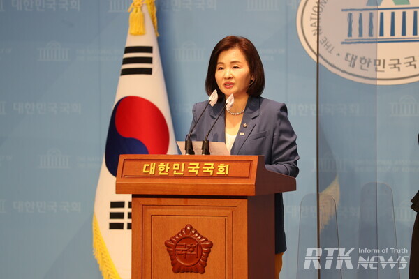 이수진 더불어민주당 원내대변인이 15일 오후 국회 소통관에서 윤석열 정부의 중대재해처벌법 정책과 관련해 브리핑하고 있다. / 남기두 기자