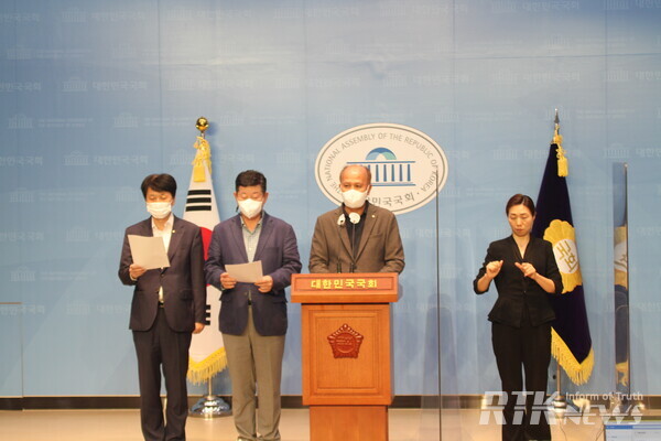 이용우 더불어민주당 의원 등 21일 오후 서울 여의도 국회 소통관에서 론스타 사태 진실 규명 및 책임자 처벌 관련 국회 정무위 론스타 사태 소위원회(가칭) 설치를 촉구하는 기자회견을 하고 있다. / 남기두 기자