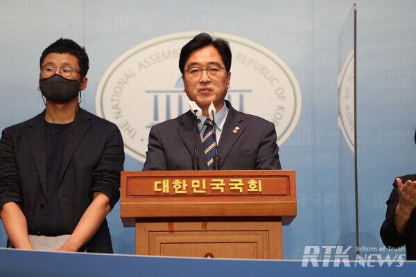 IT·게임업계 노조(민주노총 화섬식품노조 소속)와 더불어민주당 우원식 의원이 26일 오후 국회 소통관에서 ‘공짜노동금지법(근로기준법 개정안 및 고용정책기본법 개정안)’을 기자회견을 진행했다 / 남기두 기자
