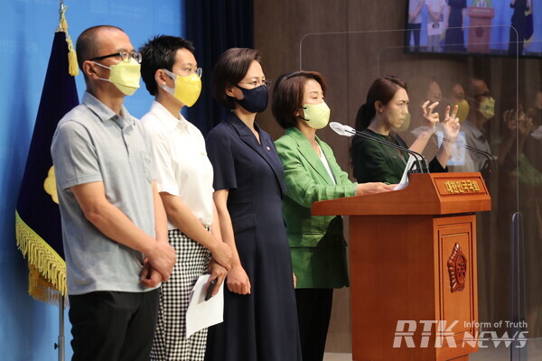 한석호 비대위원, 장혜영 의원, 강은미 의원, 이은주 의원 등(왼쪽부터)이 대우조선해양 사태와 관련해 연석회의 후 긴급 기자회견을 가졌다. / 남기두 기자