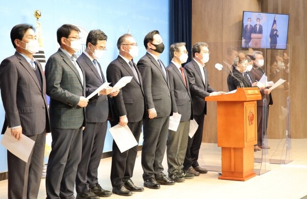 더불어민주당 국회의원들이 22일 “쌀가격 정상화 위한 시장격리 촉구 결의 관련 기자회견”을 진행했다.