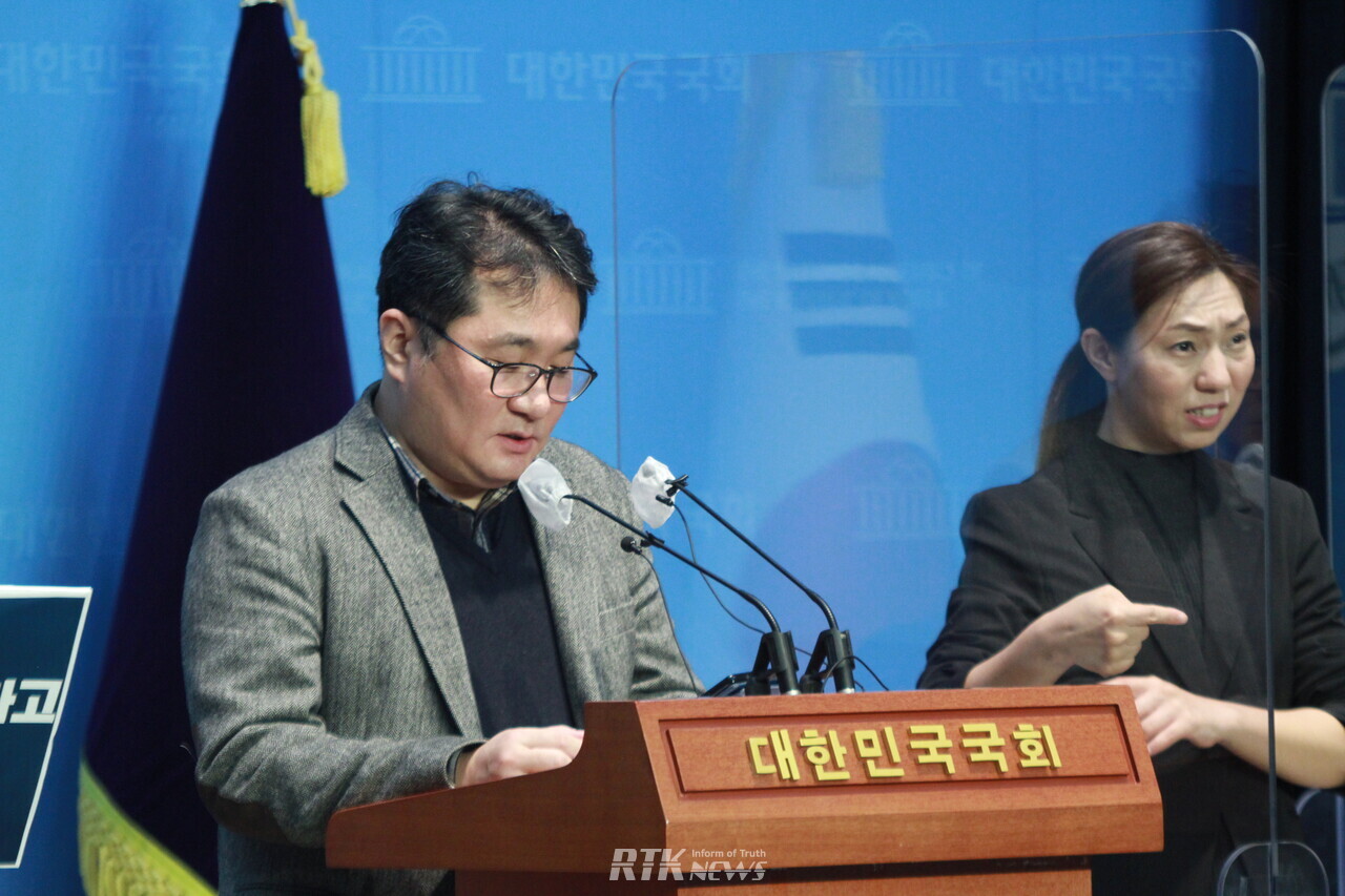 나원준 경북대학교 경제통상학부 교수가 25일 오후 국회 소통관에서 ‘횡재세 도입 연내 입법 촉구 기자회견’ 중 발언하고 있다. / 남기현 기자