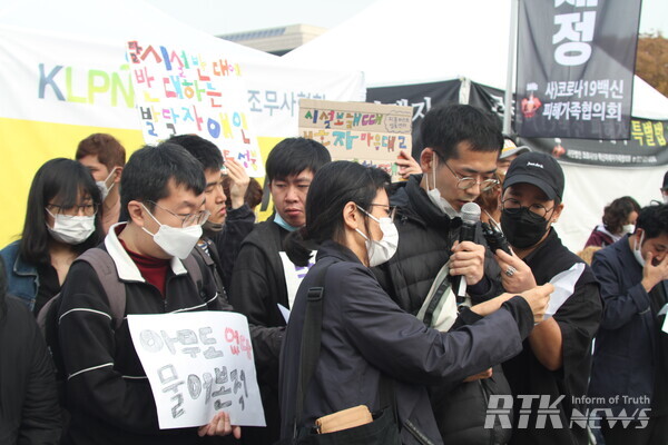 1일 오전 서울 여의도 국회 앞에서 한국피플퍼스트 등 장애인 단체 회원들이 기자회견을 열고 탈시설 과정에서 당사자가 참여할 수 있도록 지원을 촉구하고 있다/ 남기두 기자