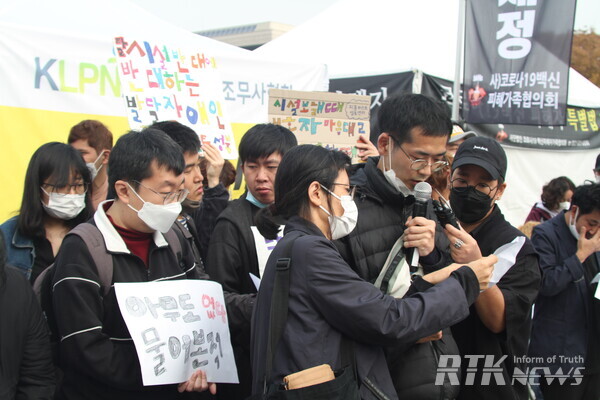 1일 오전 서울 여의도 국회 앞에서 한국피플퍼스트 등 장애인 단체 회원들이 기자회견을 열고 탈시설 과정에서 당사자가 참여할 수 있도록 지원을 촉구하고 있다/ 남기두 기자 