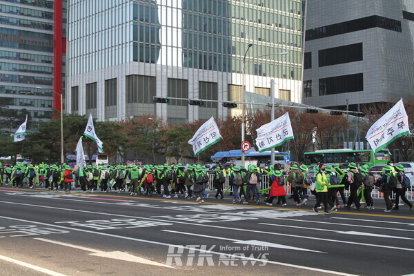 민주노총 공공운수노조 전국교육공무직본부 관계자들이 25일 오후 서울 영등포구 여의대로에서 열린 전국교육공무직본부 11.25 총파업대회에서 이동하고 있다 / 김화숙 기자