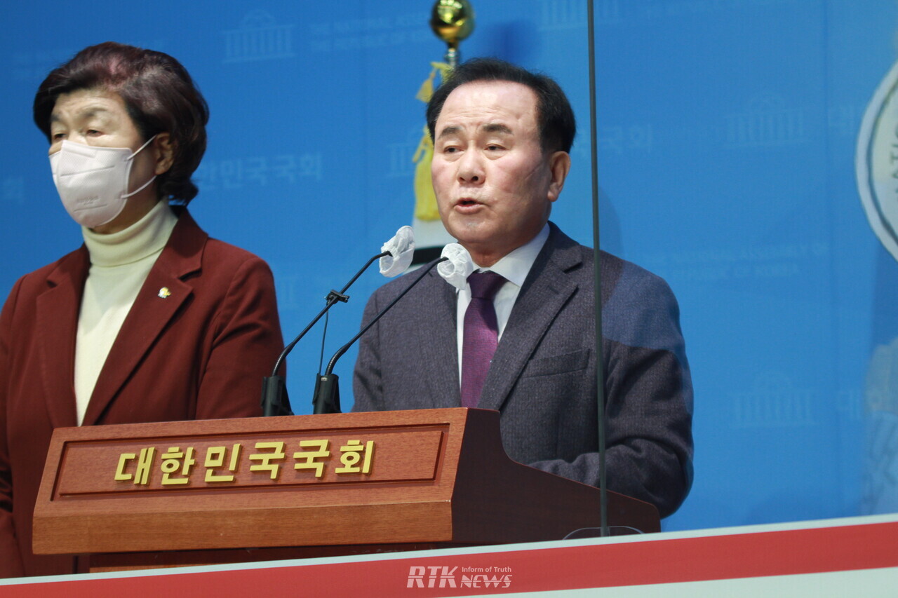 김지철 교육감협의회 교육재정특별위원장이 1일 오전 국회 소통관에서 ‘고등평생교육지원특별회계 부수법안 지정에 대한 규탄 기자회견’ 중 발언하고 있다. / 남기현 기자