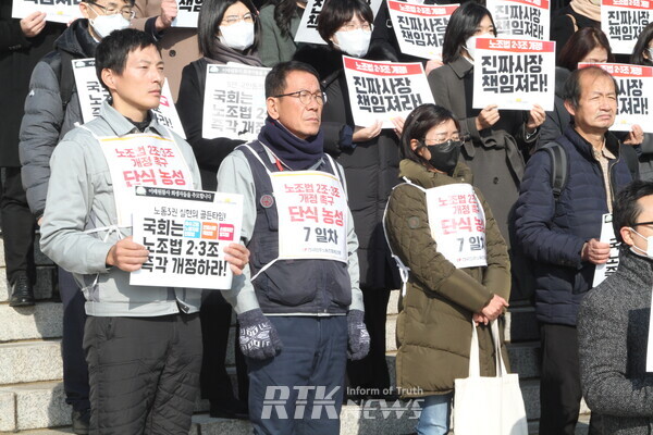 6일 오전 서울 여의도 국회 본관 앞 계단에서 열린 노조법2·3조 개정 촉구 전국 법률가·교수·연구자 1,000인 선언 기자회견에서 국회의원 등 참석자들이 관련 손 피켓을 들고 있다 / 남기두 기자