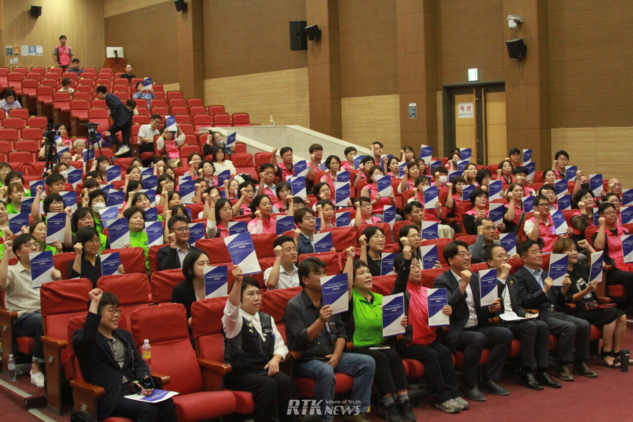 더불어민주당과 진보당, 정의당, 학교급식실폐암대책위가 11일 오전 국회의원회관 대회의실에서 ‘지속가능한 친환경 무상급식과 학교급식노동자 폐암 산재 방지를 위한 국회 토론회’를 진행하고 있다. / 남기현 기자