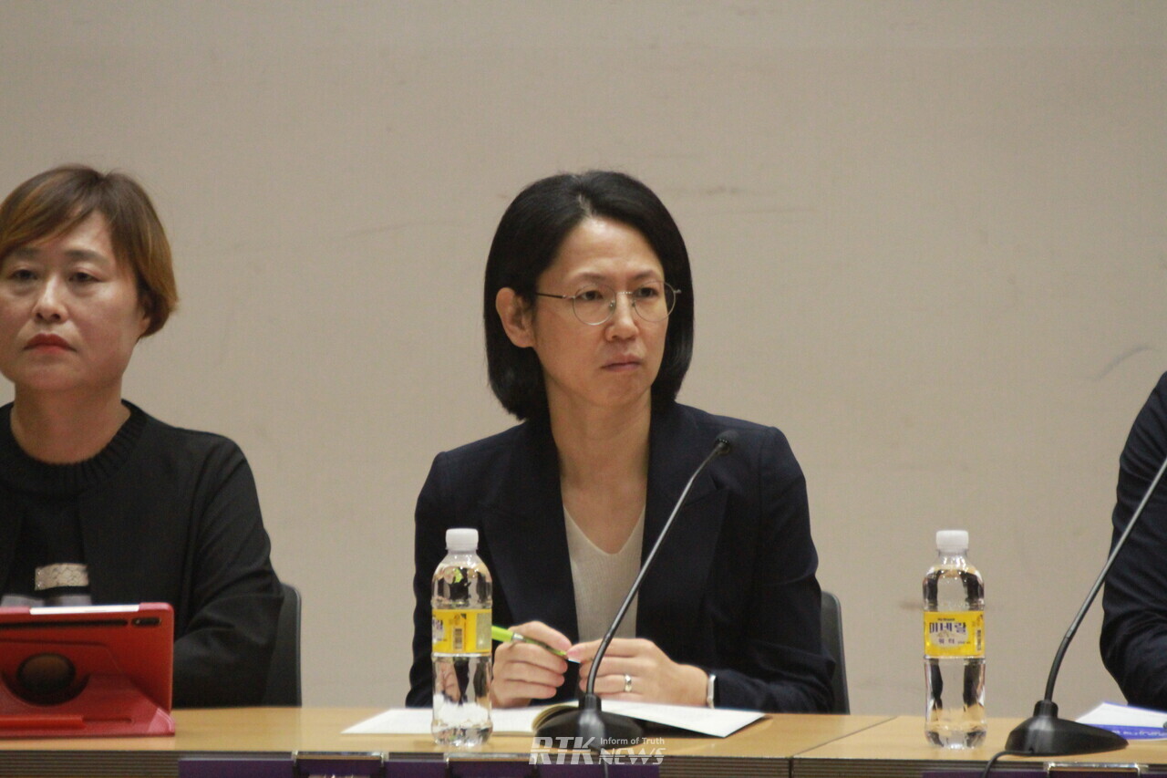 최민 한국노동안전보건연구소 상임활동가가 11일 오전 국회의원회관 대회의실에서 ‘지속가능한 친환경 무상급식과 학교급식노동자 폐암 산재 방지를 위한 국회 토론회’ 중 발언하고 있다. / 남기현 기자