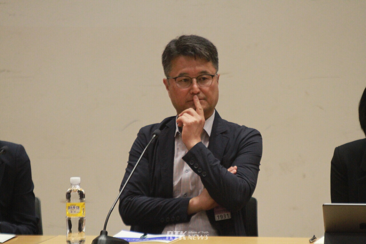 하현철 창원대학교 교수가 11일 오전 국회의원회관 대회의실에서 ‘지속가능한 친환경 무상급식과 학교급식노동자 폐암 산재 방지를 위한 국회 토론회’ 중 발언하고 있다. / 남기현 기자