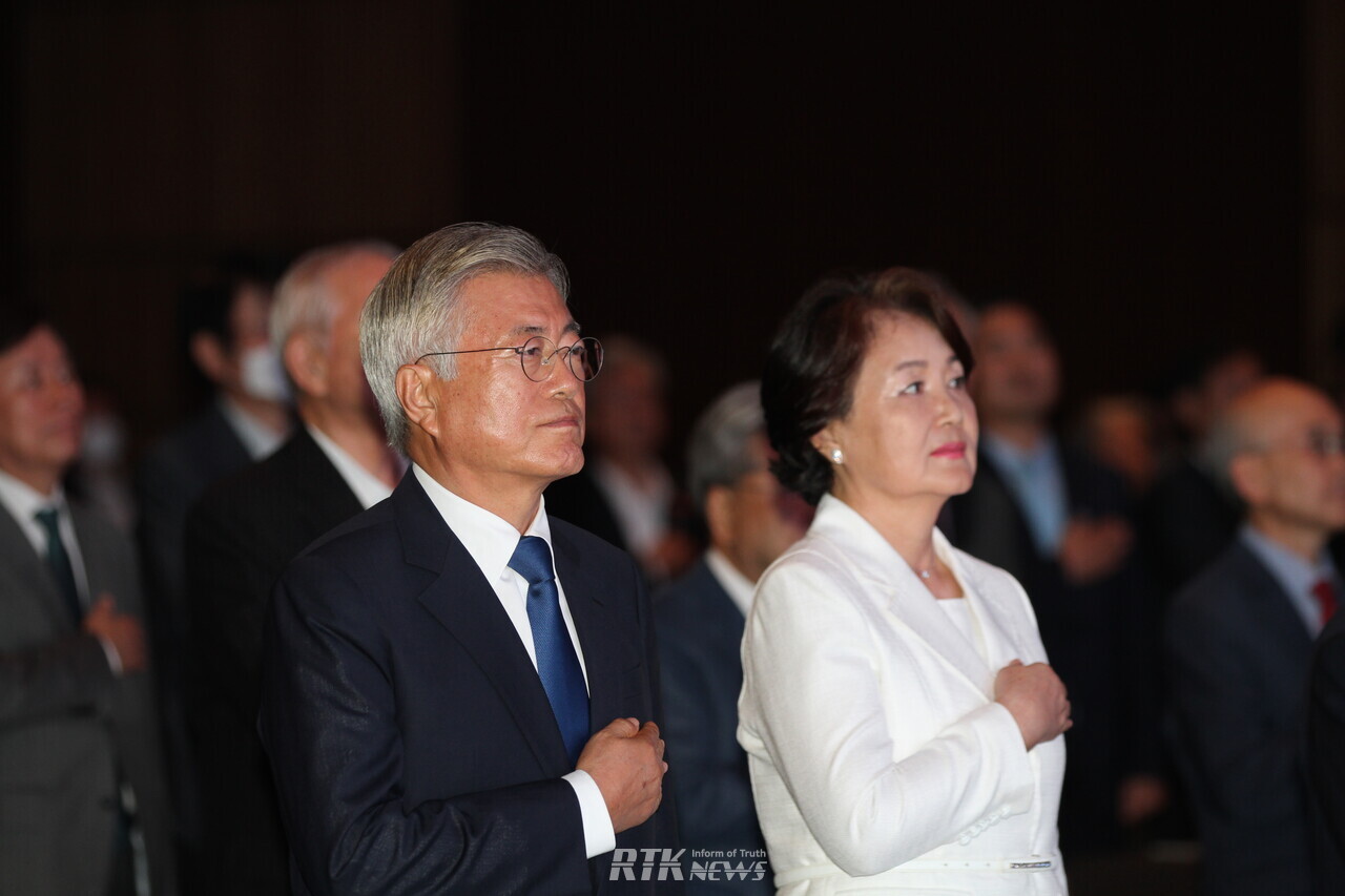 문재인 전 대통령과 김정숙 여사가 19일 오후 서울 여의도 63빌딩에서 열린 9·19 평양공동선언 5주년 기념식에서 국민의례를 하고 있다. /남기두 기자