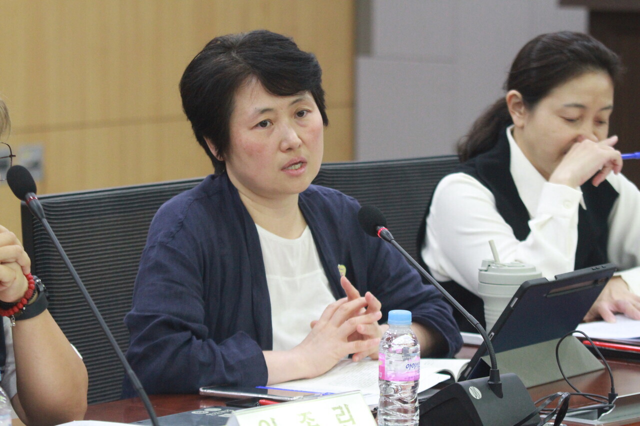 배진경 한국여성노동자회 대표가 20일 오전 국회의원회관 제2세미나실에서 ‘여성노동자들의 과로를 부르는 프랜차이즈 베이커리, 2023 프랜차이즈 제빵기사 노동실태조사 토론회’ 중 발언하고 있다. / 남기현 기자