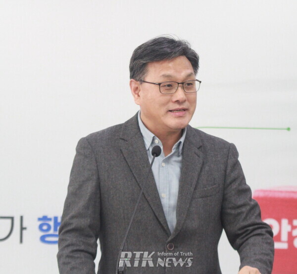 이정형 고양시 제2부시장이 24일 경기도의 청사 이전 재검토 결정에 대해 발언을 하고 있다. /알티케이뉴스 남기두 기자 