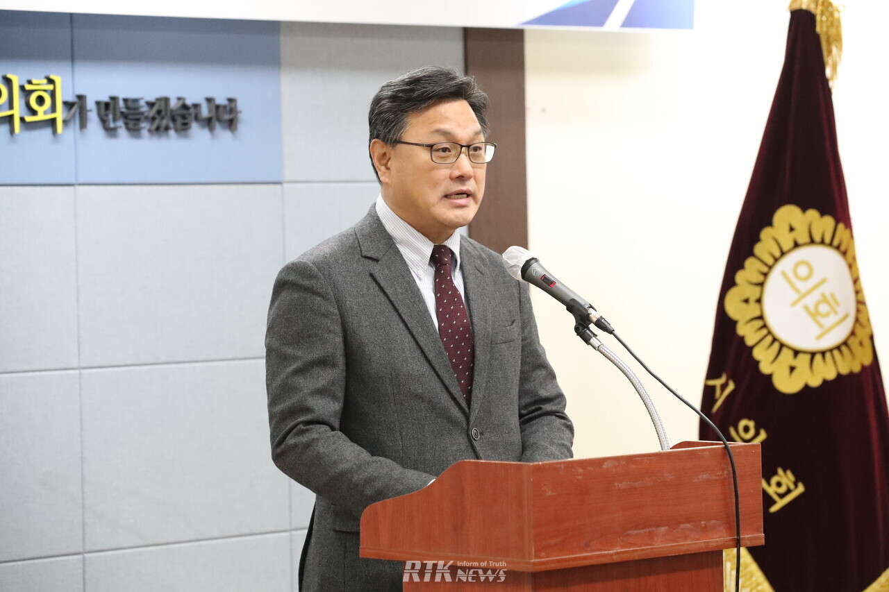 이정형 부시장이 11일 고양시의회에서 가진 '사퇴 기자회견'에서 발언을 하고 있다. /알티케이뉴스 남기현 기자