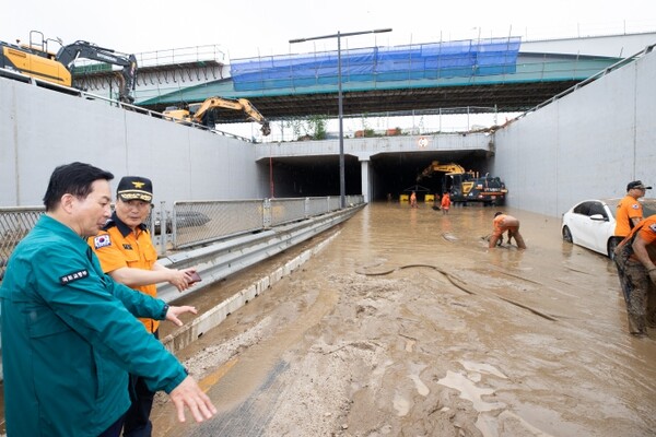원희룡 국토교통부 장관이 오송 지하차도 참사가 벌어진 현장을 살펴보고 있다(사진: 국토부 제공)