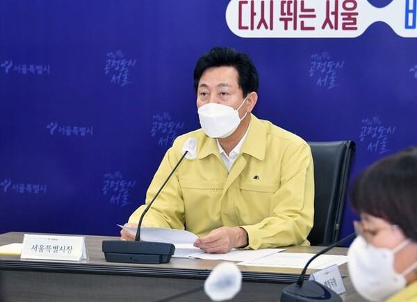 서울 등 중부지방에 집중호우가 내리면서 오세훈 서울시장이 8일 오후 9시 50분경 시청으로 긴급 복귀했다. 사진은 오 시장이 지난 달 15일 서울 중구 서울시청에서 열린 '코로나19 대응 시·자치구청장 회의'에서 발언하고 있는 모습. /서울시 제공