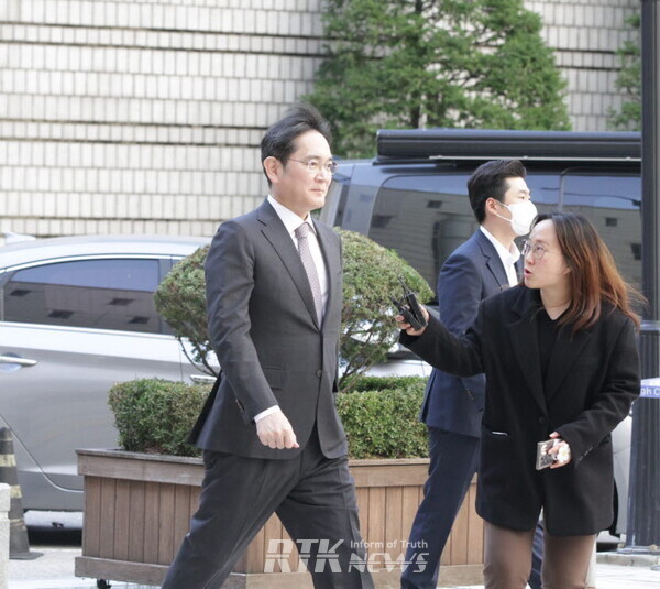 이재용 삼성전자 회장이 11일 오후 서울 서초구 서울고등법원에서 열린 ‘삼성 부당 합병·회계 부정’ 혐의 관련 항소심 4차 공판에 출석하고 있다. / 알티케이뉴스 남기두 기자