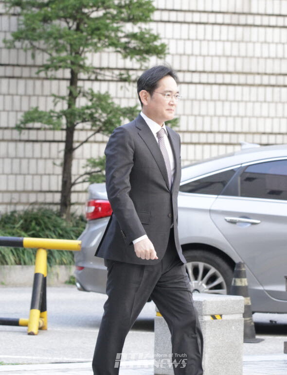 이재용 삼성전자 회장이 11일 오후 서울 서초구 서울고등법원에서 열린 ‘삼성 부당 합병·회계 부정’ 혐의 관련 항소심 4차 공판에 출석하고 있다. / 알티케이뉴스 남기두 기자