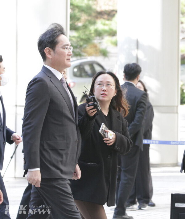 이재용 삼성전자 회장이 11일 오후 서울 서초구 서울고등법원에서 열린 ‘삼성 부당 합병·회계 부정’ 혐의 관련 항소심 4차 공판에 출석하고 있다. / 알티케이뉴스 남기두 기자