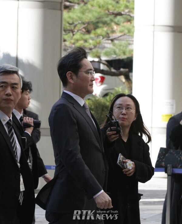 이재용 삼성전자 회장이 11일 오후 서울 서초구 서울고등법원에서 열린 ‘삼성 부당 합병·회계 부정’ 혐의 관련 항소심 4차 공판에 출석하고 있다. / 알티케이뉴스 남기두 기자