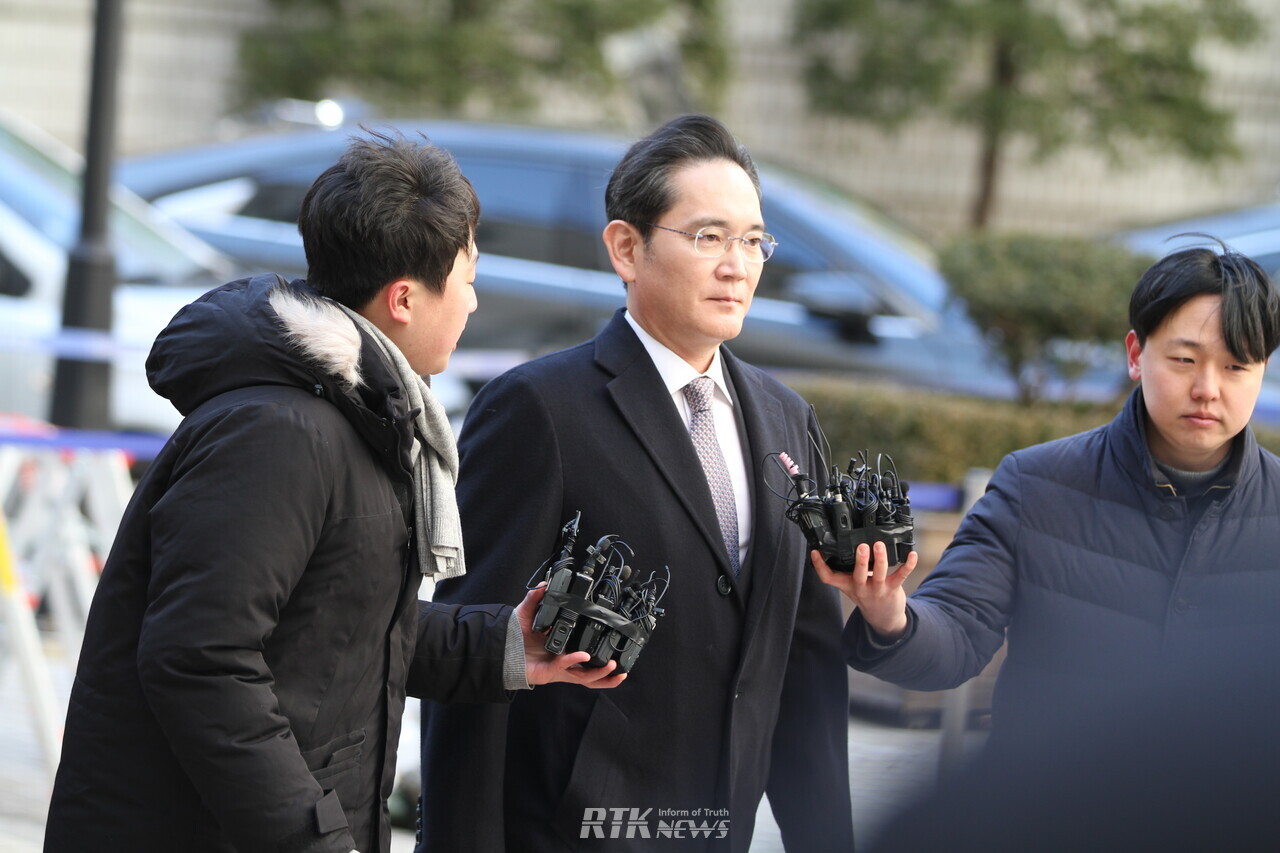 이재용 삼성전자 회장이 3일 오후 서울고법 형사13부에서 열리는 그룹 경영권 승계와 관련한 부당합병·회계부정 의혹 항소심 선고에 출석하고 있다. / 알티케이뉴스 남기두 기자