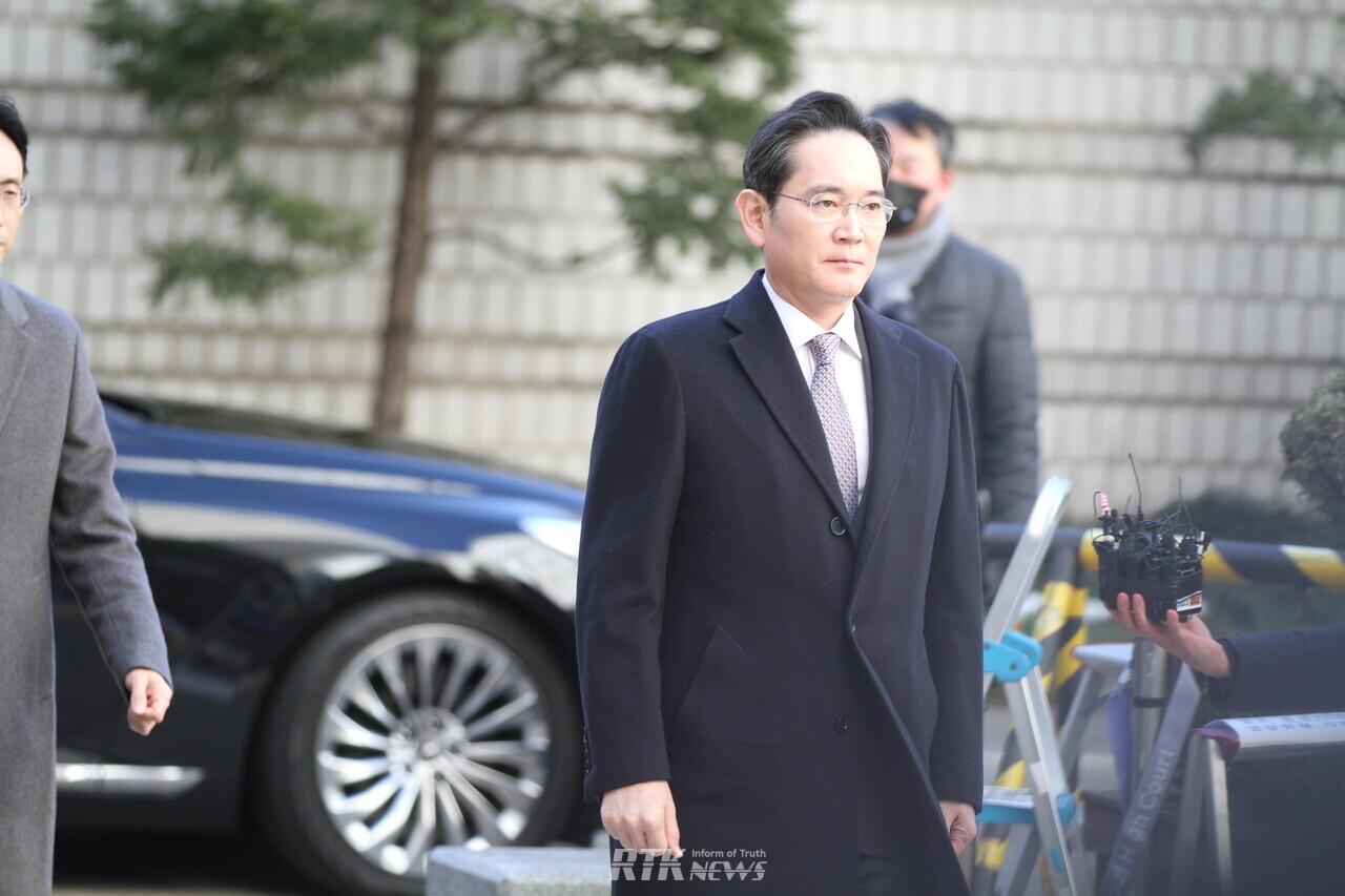 이재용 삼성전자 회장이 3일 오후 서울고법 형사13부에서 열리는 그룹 경영권 승계와 관련한 부당합병·회계부정 의혹 항소심 선고에 출석하고 있다. / 알티케이뉴스 남기두 기자