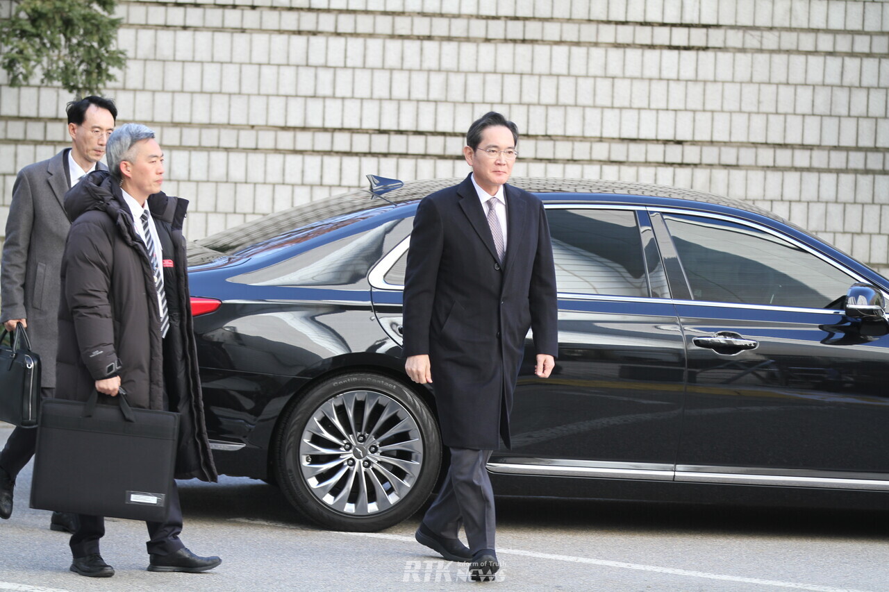 이재용 삼성전자 회장이 3일 오후 서울고법 형사13부에서 열리는 그룹 경영권 승계와 관련한 부당합병·회계부정 의혹 항소심 선고에 출석하고 있다. / 알티케이뉴스 남기두 기자