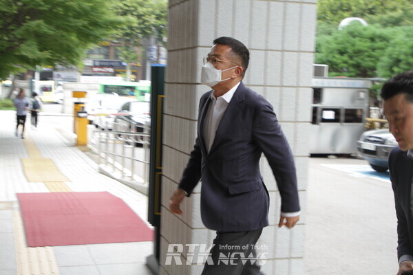 9일 오후 윤관 블루런벤처스 대표가 서울 양천구 서울남부지법에서 열린 주식 부정 거래 혐의 공판에 출석하고 있다. /알티케이뉴스 남기두 기자 