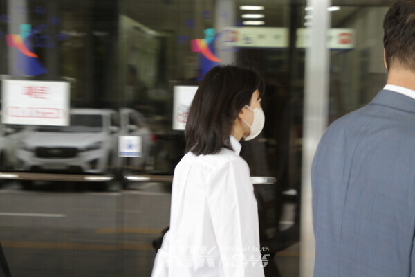 9일 오후 구연경 LG복지재단 대표가 서울 양천구 서울남부지법에서 열린 주식 부정 거래 혐의 공판에 출석하고 있다. / 알티케이뉴스 남기두 기자 