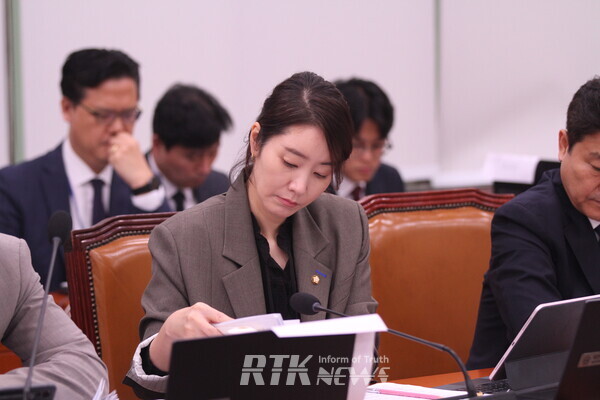 [포토] 자료 검토하는 강선우 의원