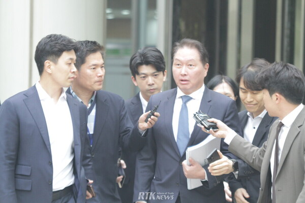 최태원 SK그룹 회장이 16일 오후 서울 서초구 고등법원에서 이혼 관련 항소심 변론을 마치고 나오고 있다. / 알티케이뉴스 남기두 기자