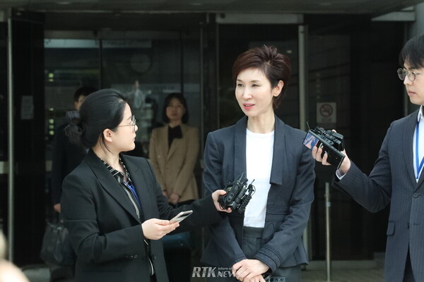 노소영 아트센터 나비 관장이 16일 오후 서울 서초구 고등법원에서 열린 이혼소송 항소심 2차 변론을 마치고 취재진의 질문에 답하고 있다. / 남기두 기자