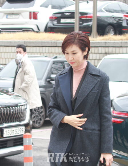 12일 오후 노소영 아트센터 나비 관장이 서울 서초구 고등법원에서 열린 최태원 SK그룹 회장과의 이혼 관련 항소심 변론기일에 출석하고 있다. / 알티케이뉴스 남기두 기자