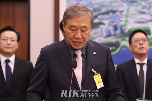 지난 29일 한승구 대한건설협회장이 서울 여의도 국회에서 열린 국토교통위원회의 국토교통부 등에 대한 국정감사에서 증인선서하고 있다. / 남기두 기자 