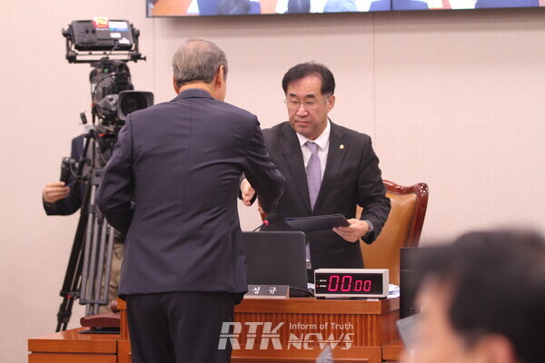 지난 29일 한승구 대한건설협회장이 서울 여의도 국회에서 열린 국토교통위원회의 국토교통부 등에 대한 국정감사에서 증인선서를 하고 위원장과 악수를 하고 있다. / 남기두 기자 