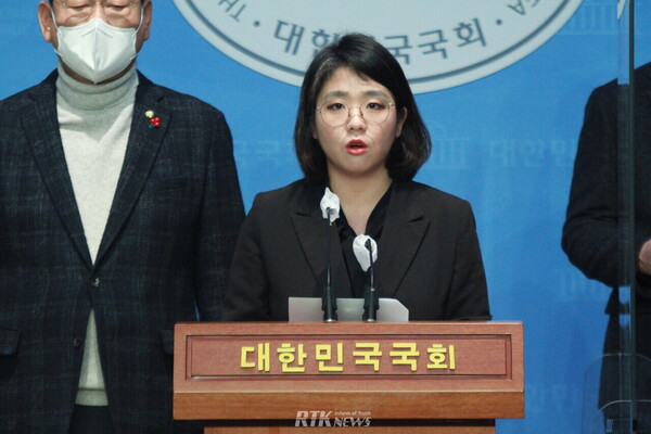 용혜인 기본소득당 국회의원이 13일 오후 국회 소통관에서 ‘이태원 참사 특수본수사 결과 규탄 기자회견’ 중 발언하고 있다. / 남기현 기자