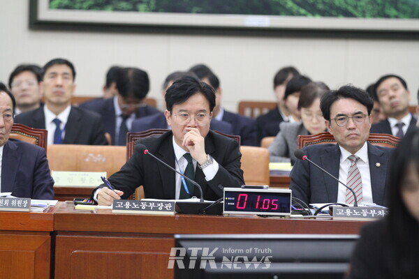 30일 김영훈 고용노동부장관이 국회 기후에너지환경노동위원회 종합감사에서 의원들의 질의를 듣고 있다.  / 남기두 기자